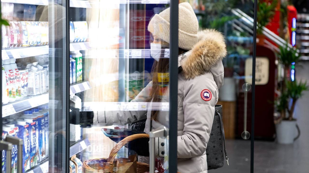 M&M's, Bounty, Twix: Der Lebensmittelhersteller Mars hat einige seiner Eiscreme-Produkte zurückgerufen. Unser Archivbild aus dem Jahr 2021 zeigt eine Supermarkt-Kundin am Eisregal.