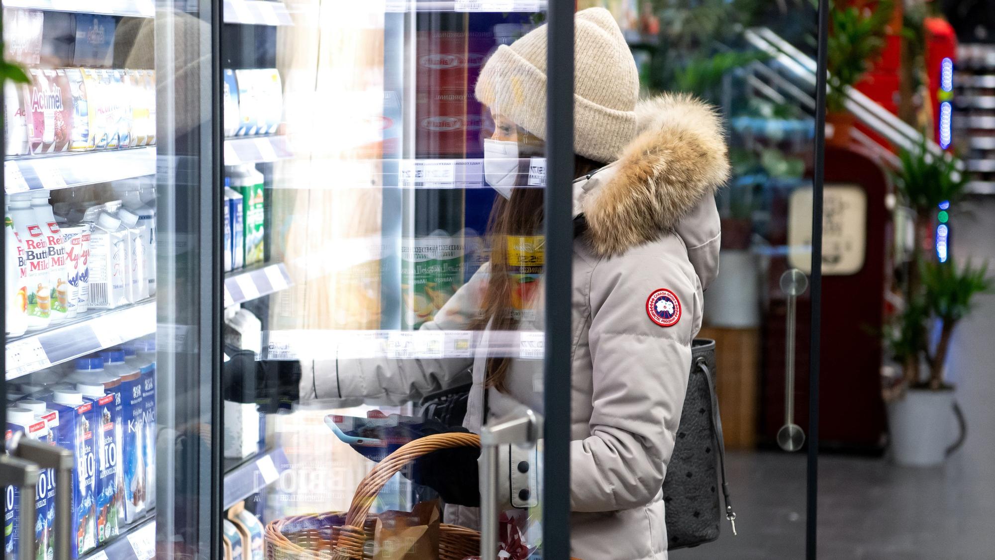 M&M's, Bounty, Twix: Der Lebensmittelhersteller Mars hat einige seiner Eiscreme-Produkte zurückgerufen. Unser Archivbild aus dem Jahr 2021 zeigt eine Supermarkt-Kundin am Eisregal.