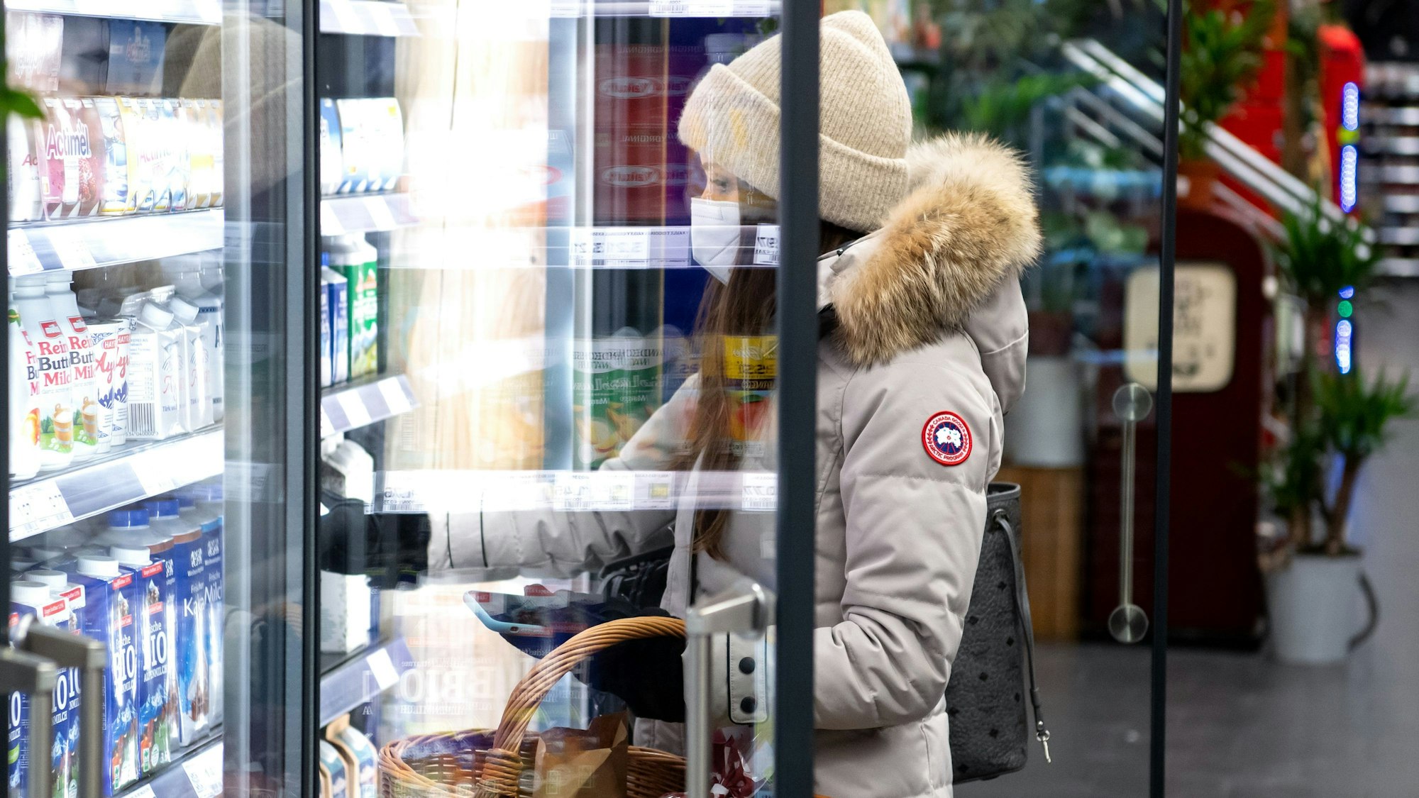 M&M's, Bounty, Twix: Der Lebensmittelhersteller Mars hat einige seiner Eiscreme-Produkte zurückgerufen. Unser Archivbild aus dem Jahr 2021 zeigt eine Supermarkt-Kundin am Eisregal.