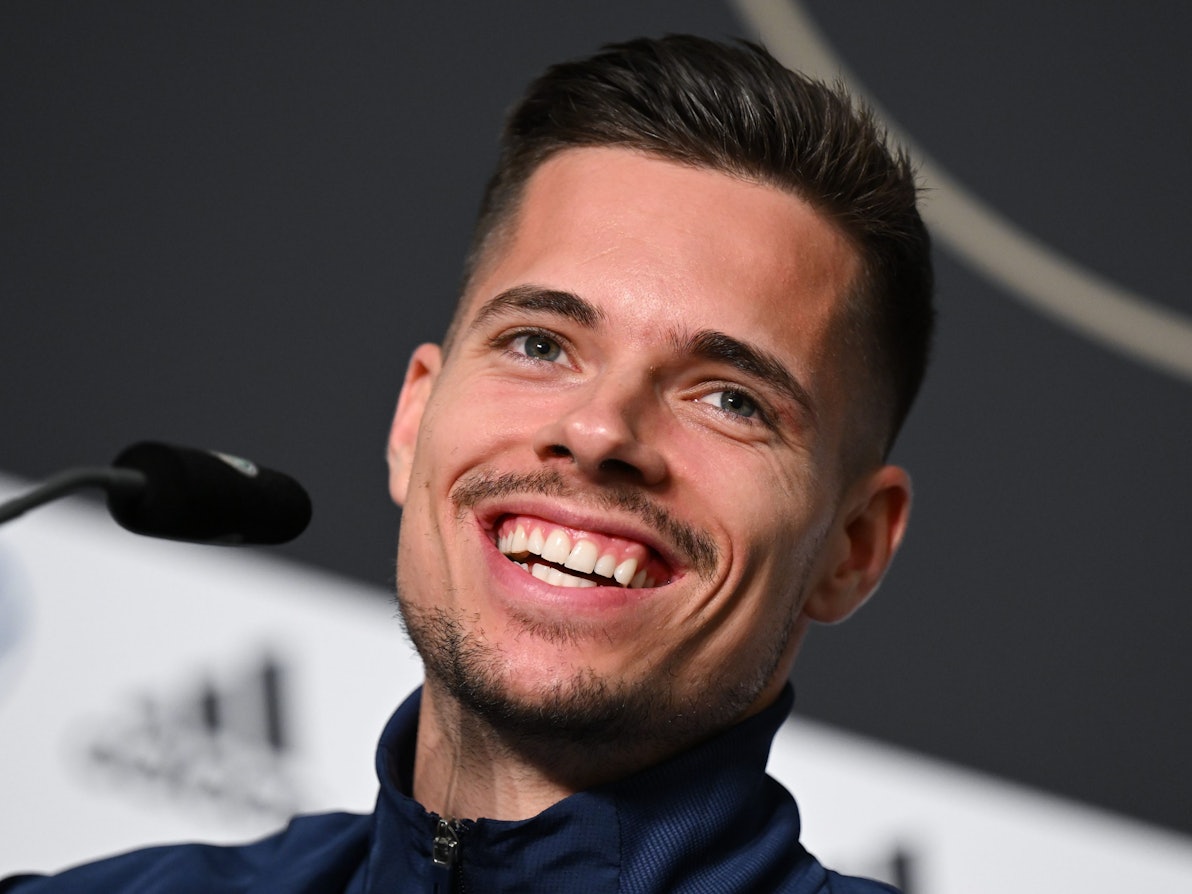 Julian Weigl spricht während der DFB-Pressekonferenz im Mannschaftshotel.