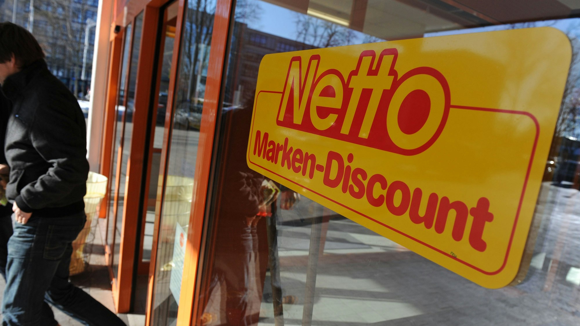 Das Foto zeigt den Eingang eines Netto-Discounters. Da staunten Kunden und Angestellte nicht schlecht, als auf einmal ein Pferd im Laden stand.