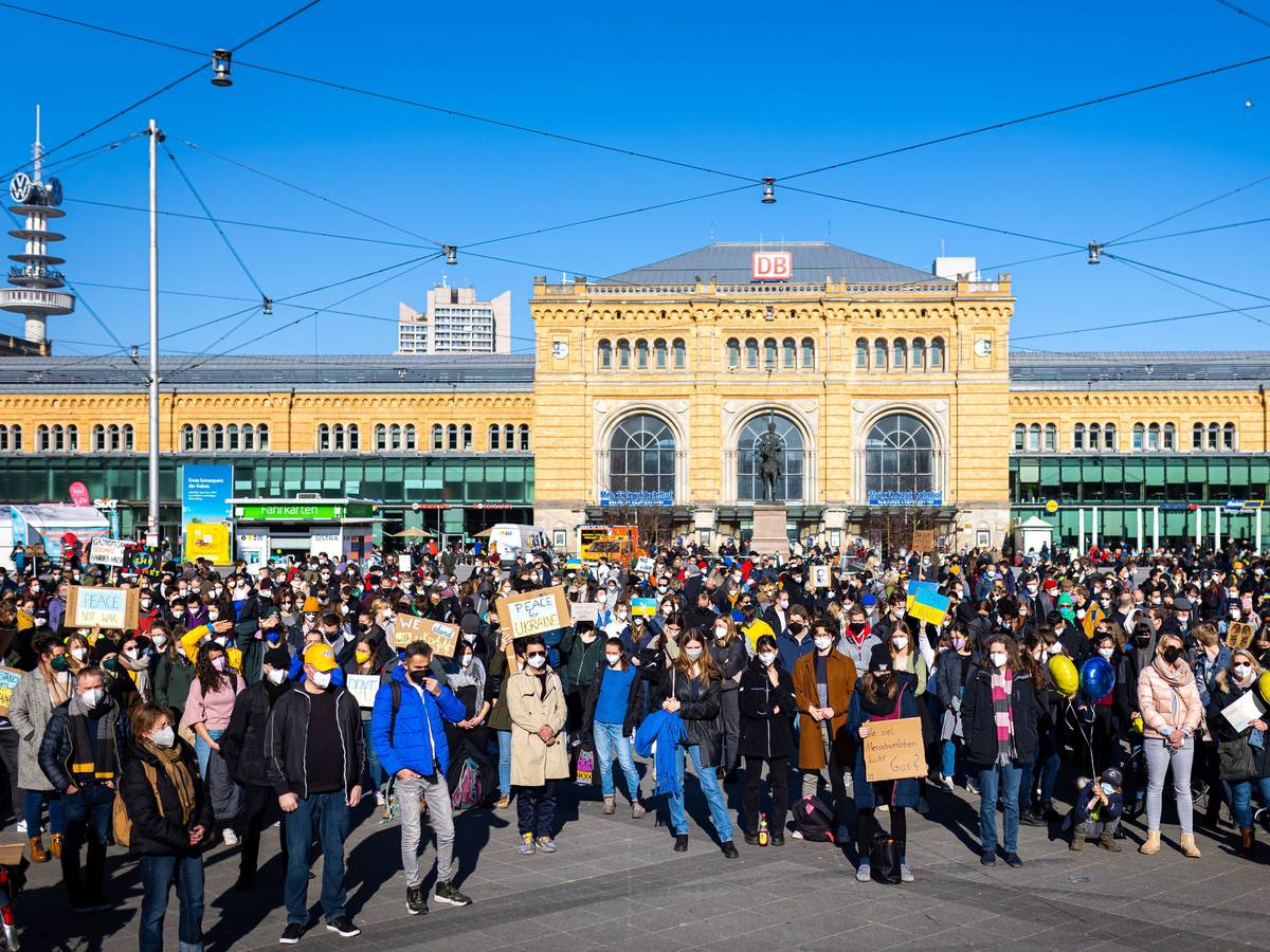 Zahlreiche Menschen nehmen vor dem Hauptbahnhof an einer Demonstration gegen den Angriff Russlands auf die Ukraine teil. Die Organisation Fridays for Future geht an diesem Donnerstag weltweit auf die Straße, um ihre Solidarität mit der Ukraine zu bekunden und um gegen den Angriff Russlands auf das Land zu protestieren.