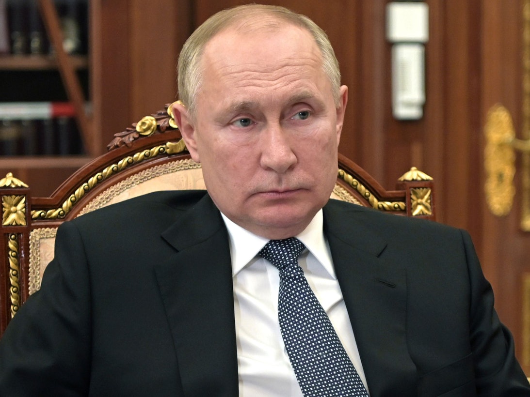 Wladimir Putin, hier am 22. März 2022, lässt seine gefallenen Soldaten und Soldatinnen einfach auf dem Boden liegen.