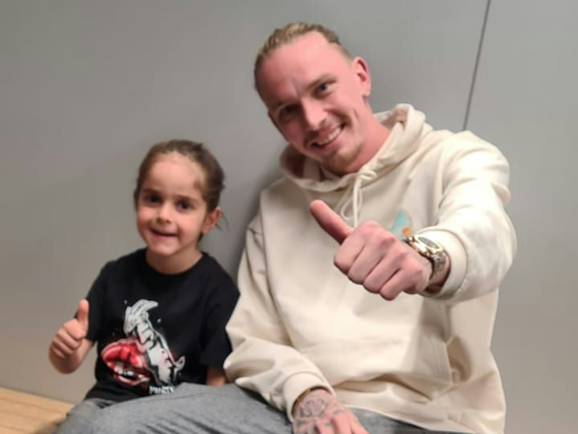 BVB-Profi Marius Wolf und FC-Fan Luis trafen sich beim BVB.