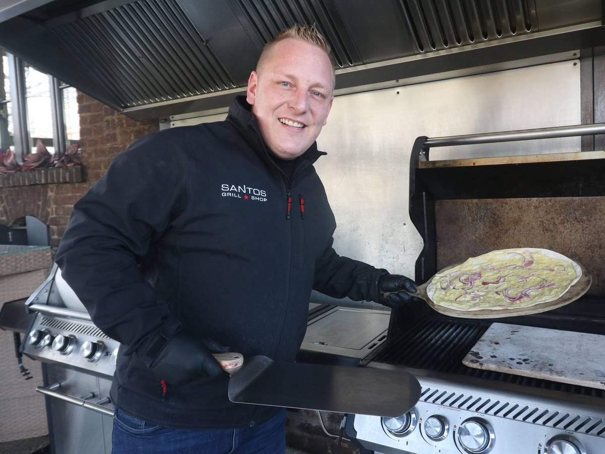 Patrick Hein steht neben einem Grill