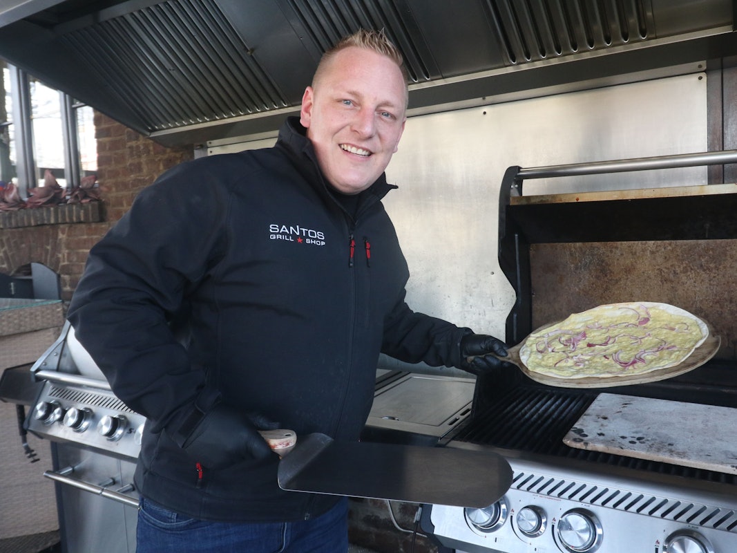 Patrick Hein steht neben einem Grill