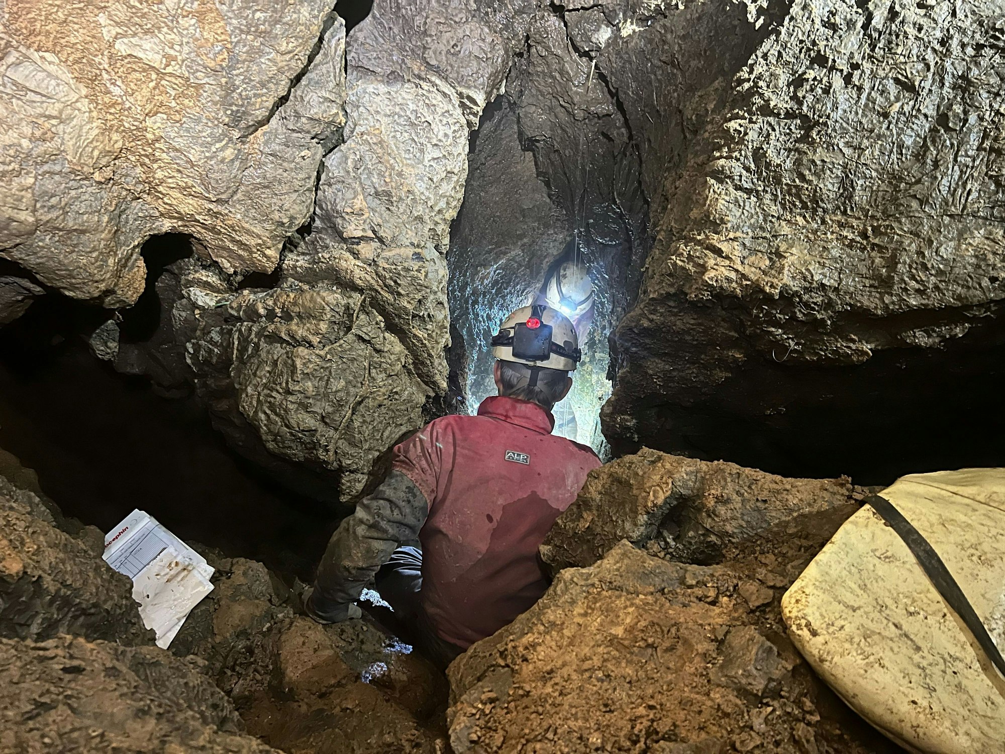 In Hemer (Märkischer Kreis) haben Forscher eine neue Höhle entdeckt und bereits fossile Überreste freigelegt. Die Höhlenforscher schätzen, dass sie nur etwa 25 Meter lang und acht Meter tief ist.