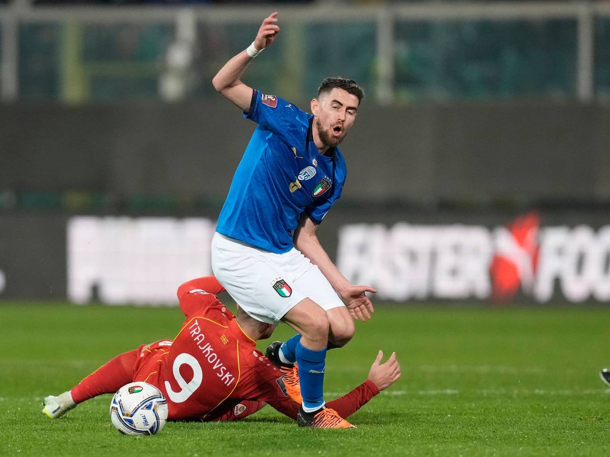 Jorginho (r) aus Italien gegen Aleksandar Trajkovski aus Nordmazedonien.