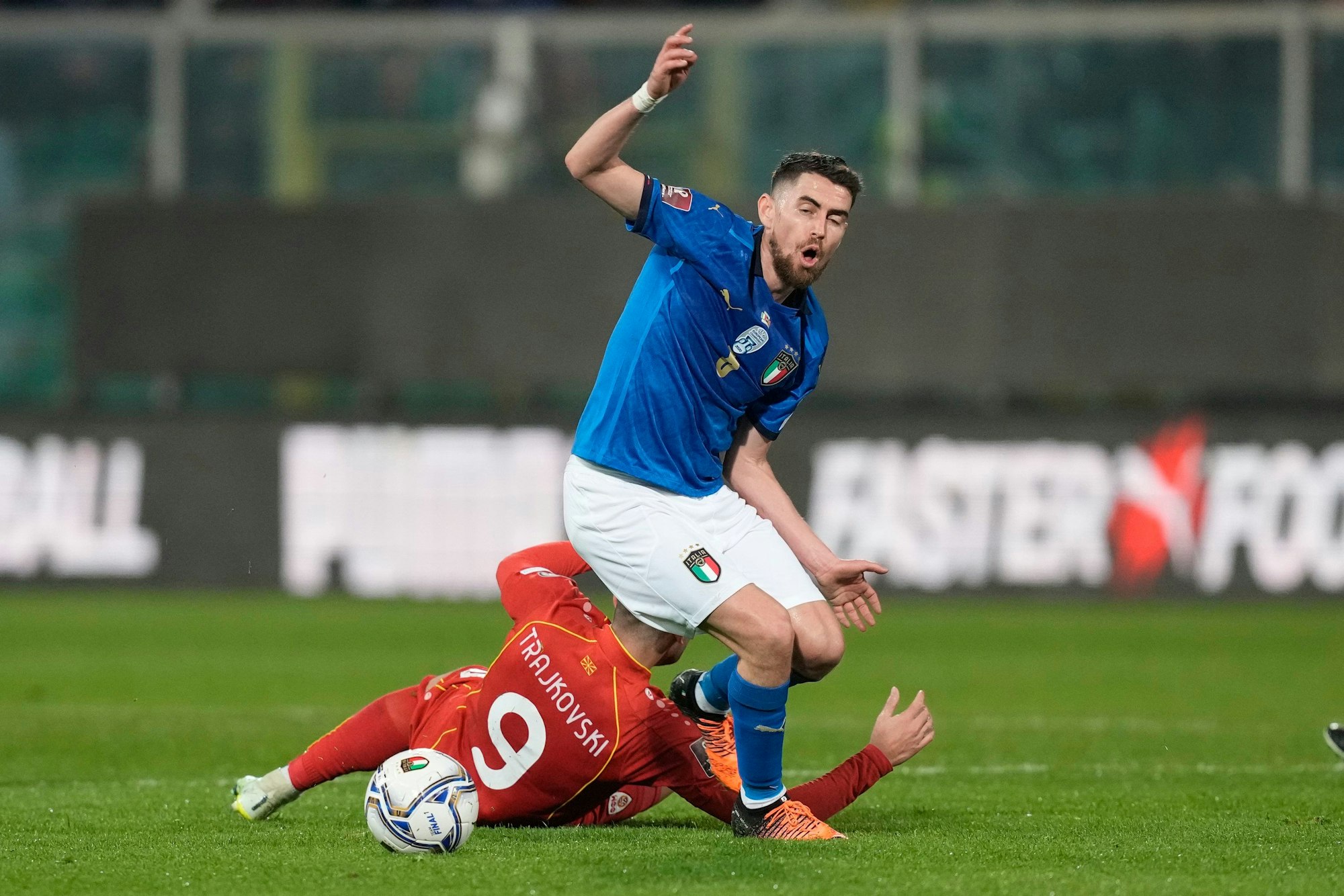 Jorginho (r) aus Italien gegen Aleksandar Trajkovski aus Nordmazedonien.