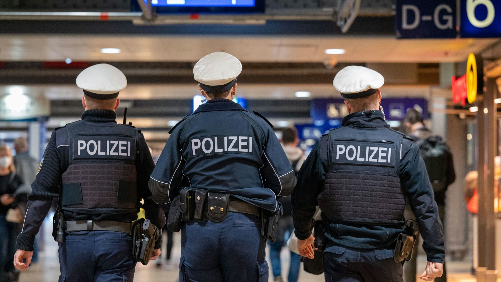 Polizeibeamte patroullieren im Haupbahnhof.