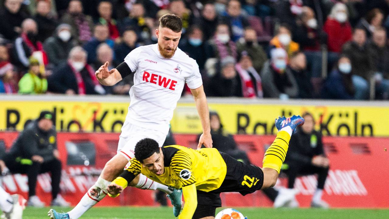 Salih Özcan gewinnt den Zweikampf gegen Jude Bellingham.