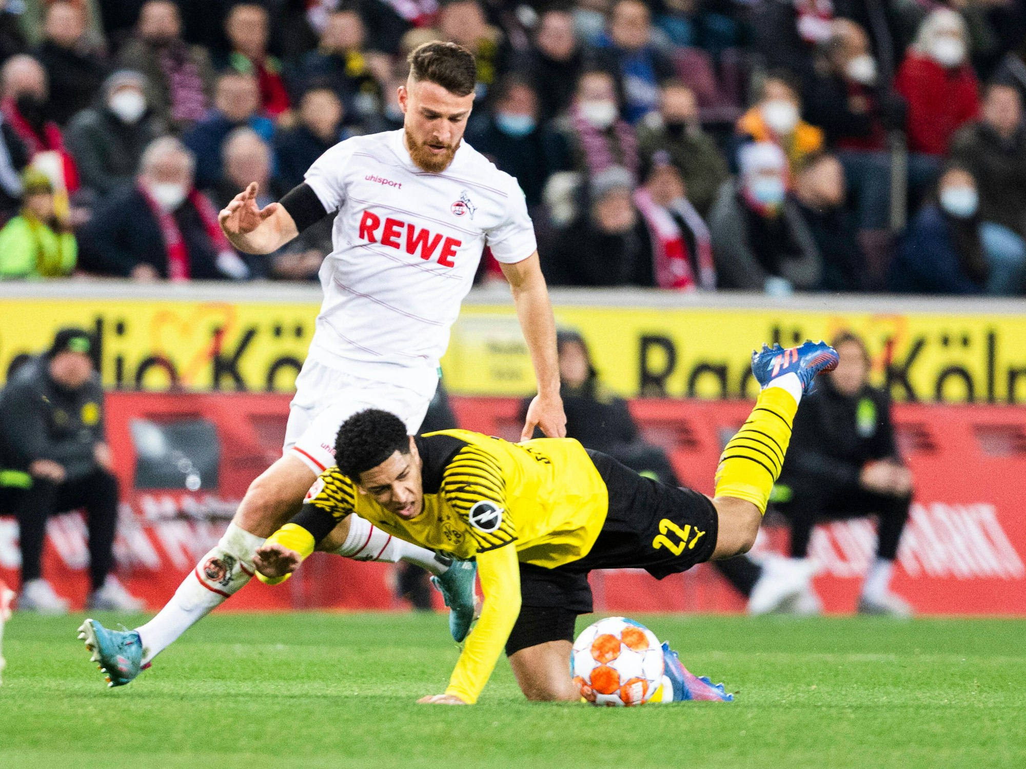 Salih Özcan gewinnt den Zweikampf gegen Jude Bellingham.