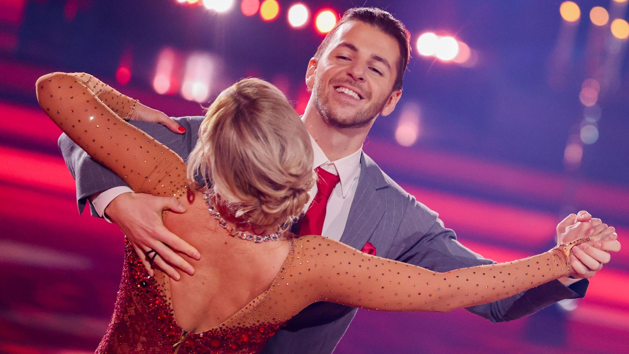 Riccardo Basile, Sportmoderator, und Isabel Edvardsson, Profitänzerin, tanzen in der RTL-Tanzshow "Let's Dance" im Coloneum. +++ dpa-Bildfunk +++