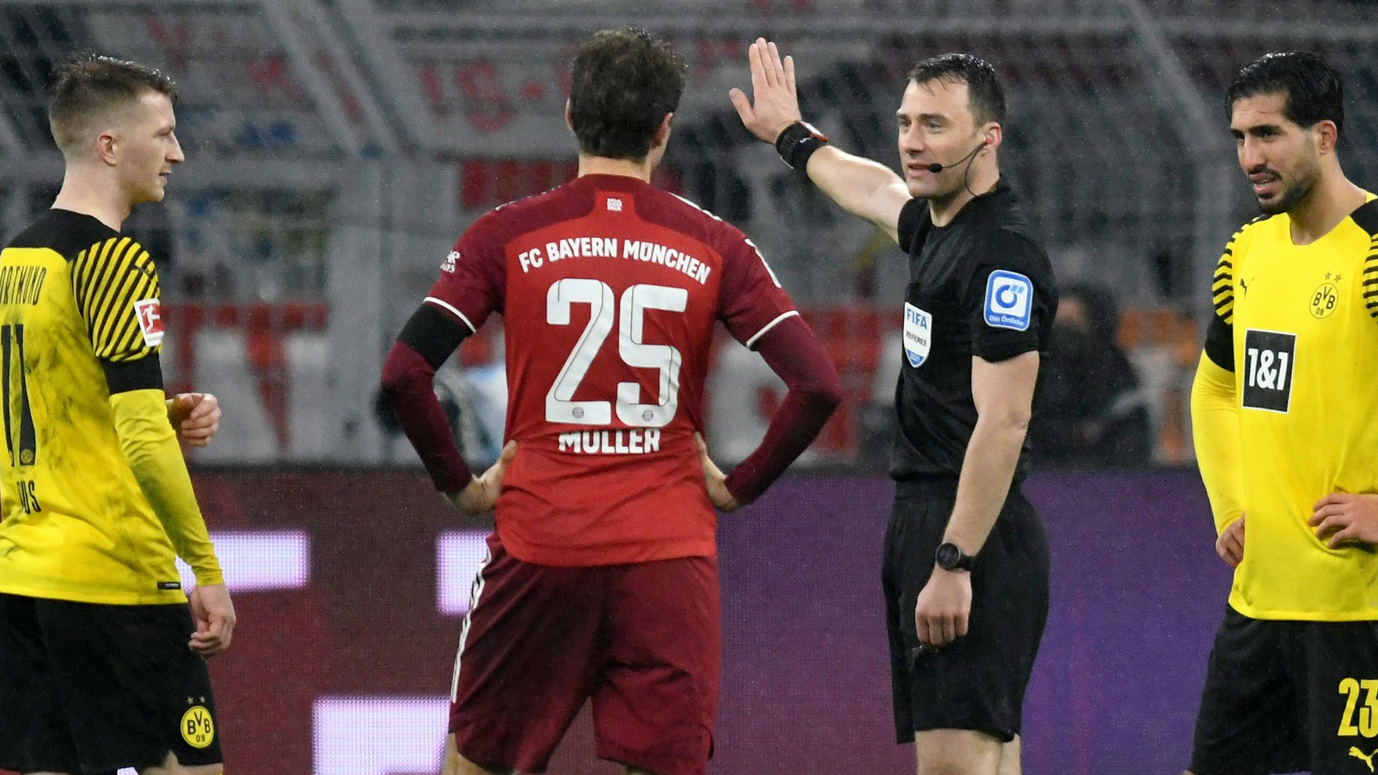 Schiedsrichter Felix Zwayer (2.v.r.) steht im Spiel zwischen Borussia Dortmund neben Marco Reus (l), Emre Can (r) und Münchens Thomas Müller.