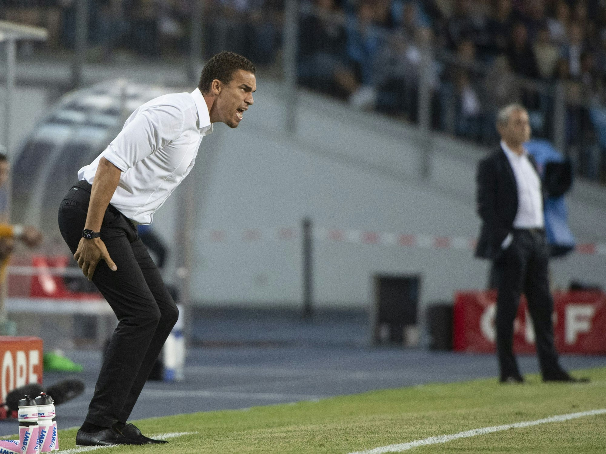 Valerien Ismael, Trainer von Linzer ASK, gibt Anweisungen vom Spielfeldrand.