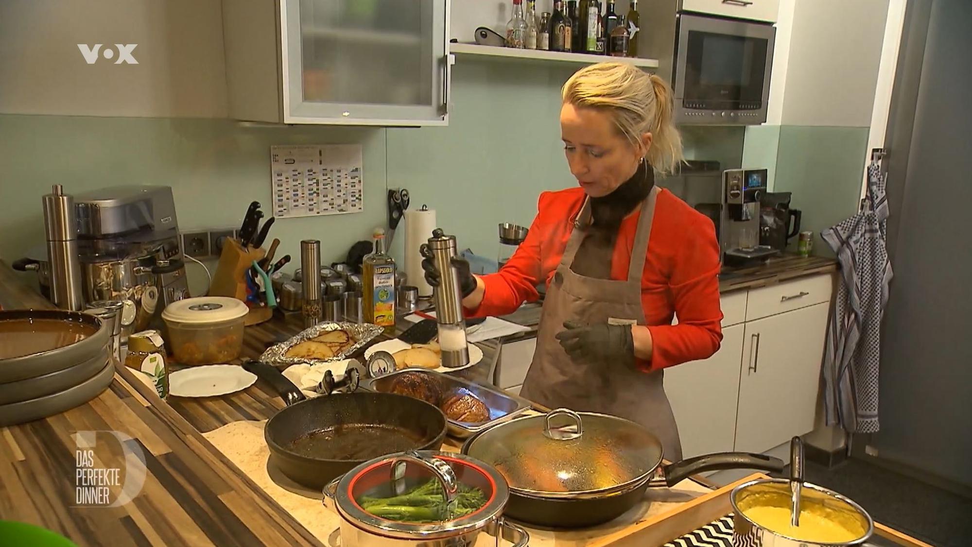 Kandidatin Martina bei ihrem Versuch eines perfekten Dinners zum Thema: „Aber bitte mit Sahne!“