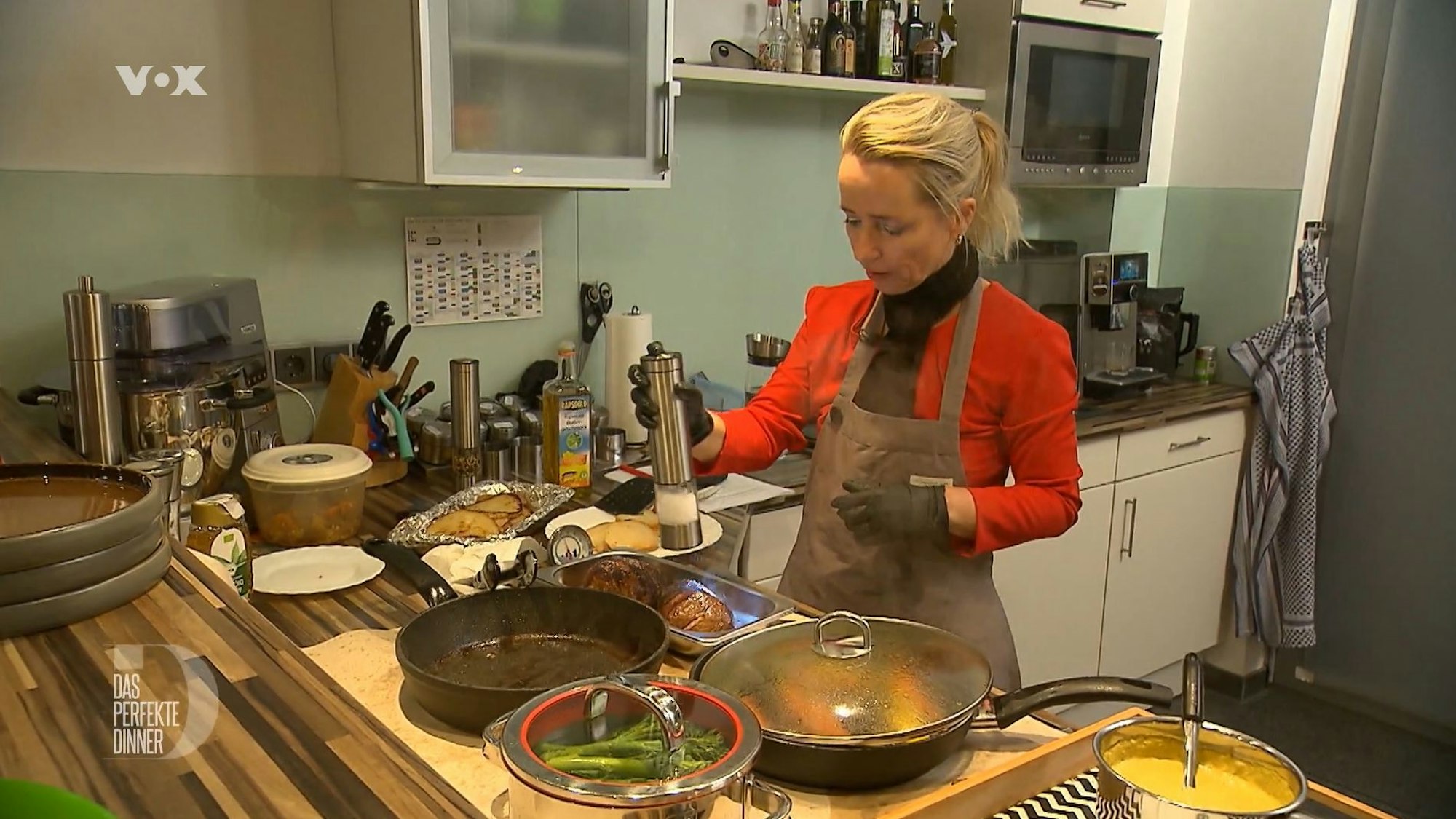 Kandidatin Martina bei ihrem Versuch eines perfekten Dinners zum Thema: „Aber bitte mit Sahne!“