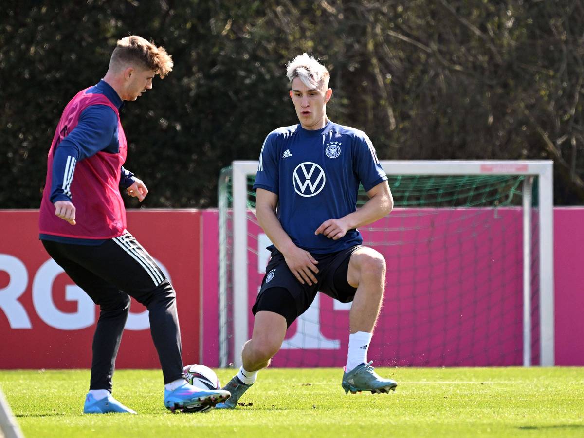 Timo Werner und Nico Schlotterbeck im Zweikampf beim Training.
