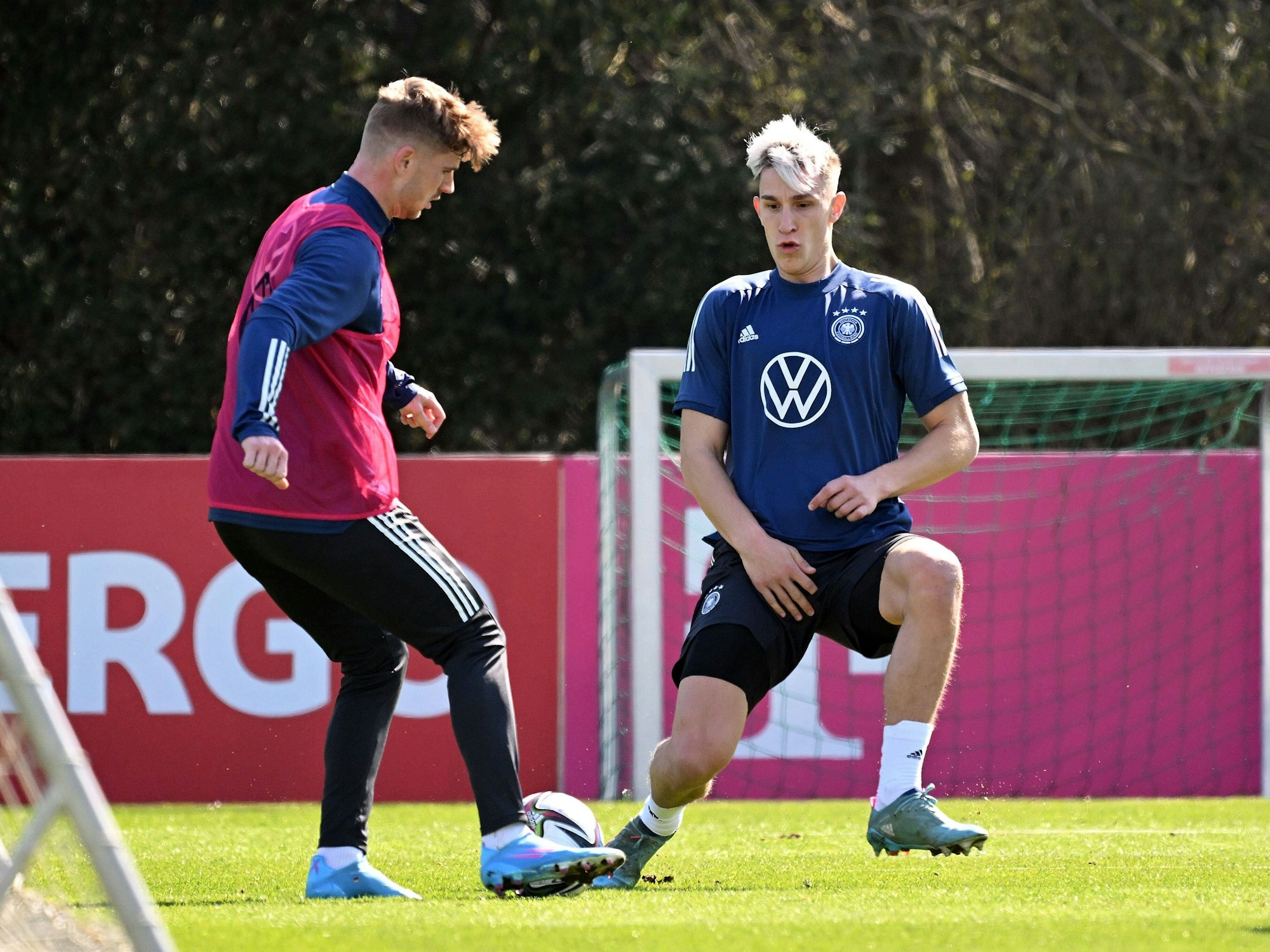 Timo Werner und Nico Schlotterbeck im Zweikampf beim Training.