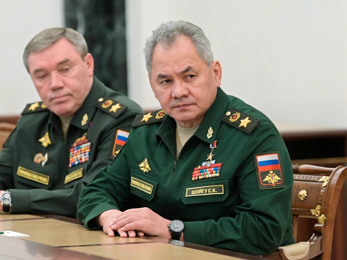 Russlands Verteidigungsminister Sergei Schoigu (r.) und Generalstabschef Waleri Gerassimow am 27. Februar 2022 im Kreml. Seit zwei Wochen treten sie nicht mehr öffentlich auf.