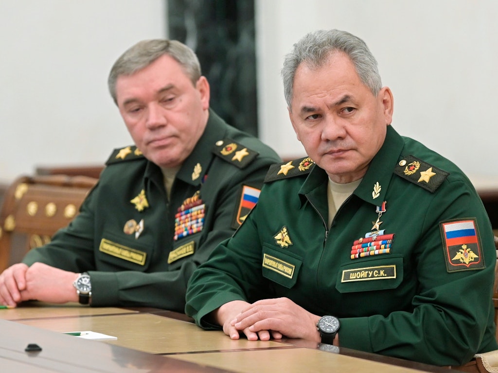 Russlands Verteidigungsminister Sergei Schoigu (r.) und Generalstabschef Waleri Gerassimow am 27. Februar 2022 im Kreml. Seit zwei Wochen treten sie nicht mehr öffentlich auf.