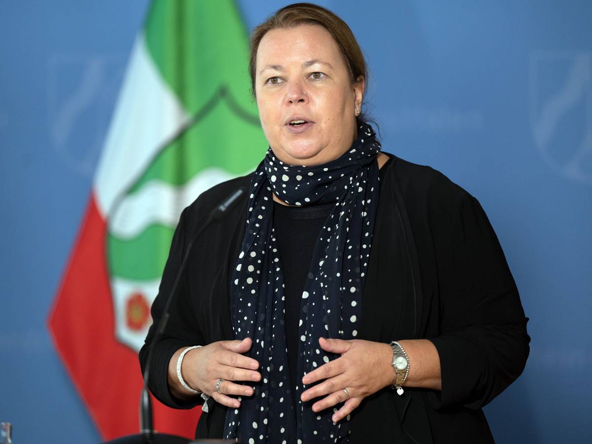 Ursula Heinen-Esser, nordrhein-westfälische Umweltministerin, spricht während einer Pressekonferenz am 13. September 2021.