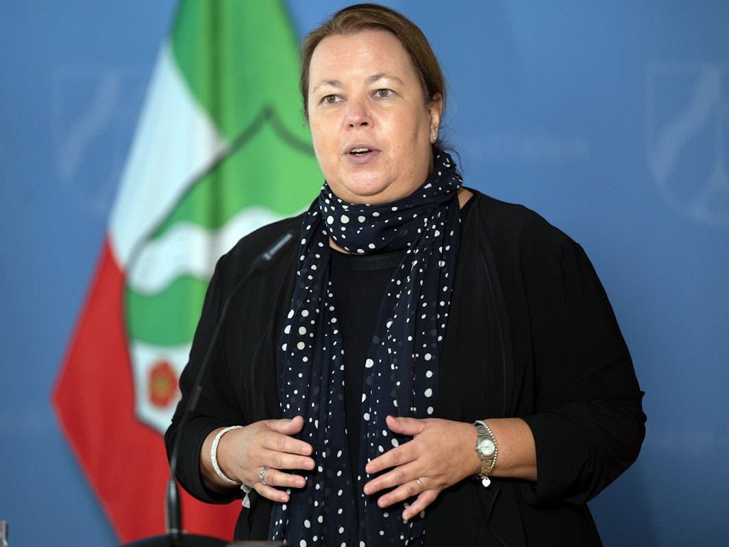Ursula Heinen-Esser, nordrhein-westfälische Umweltministerin, spricht während einer Pressekonferenz am 13. September 2021.
