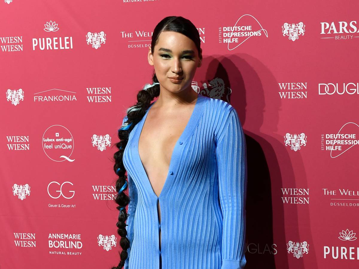 Model Alex Mariah Peter im März 2022 bei einem Charity-Dinner in Düsseldorf. Auf Instagram berichtete sie nun von ihrer grandiosen Gewichtsabnahme.