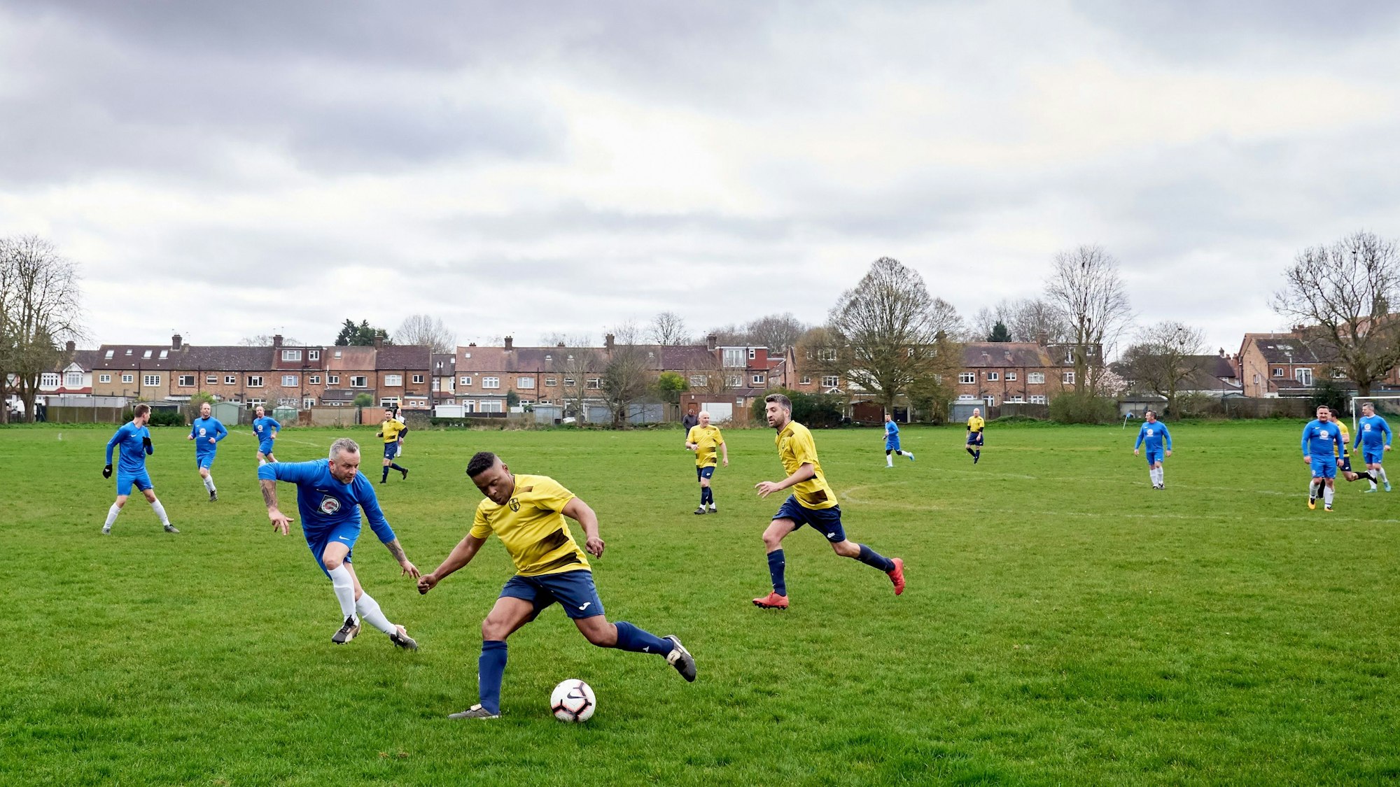 Amateur-Fußballer kicken im März 2020 in England. In Deutschland werden nun Fußballer als Komparsen für eine TV-Serie gesucht.