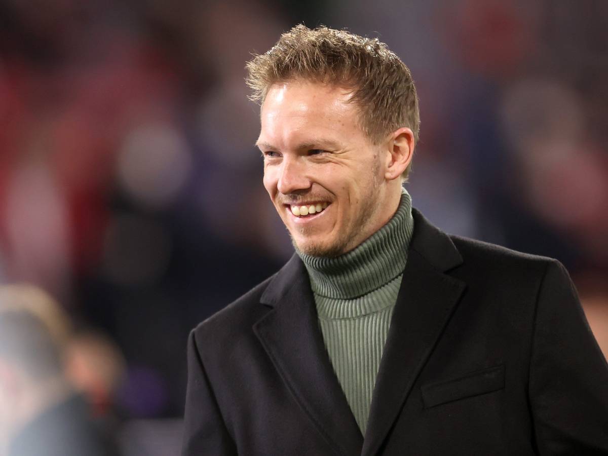 Julian Nagelsmann lacht im Spiel des FC Bayern gegen den FC Salzburg in der Champions League