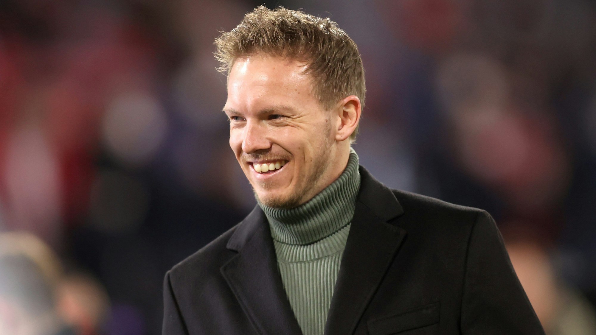 Julian Nagelsmann lacht im Spiel des FC Bayern gegen den FC Salzburg in der Champions League