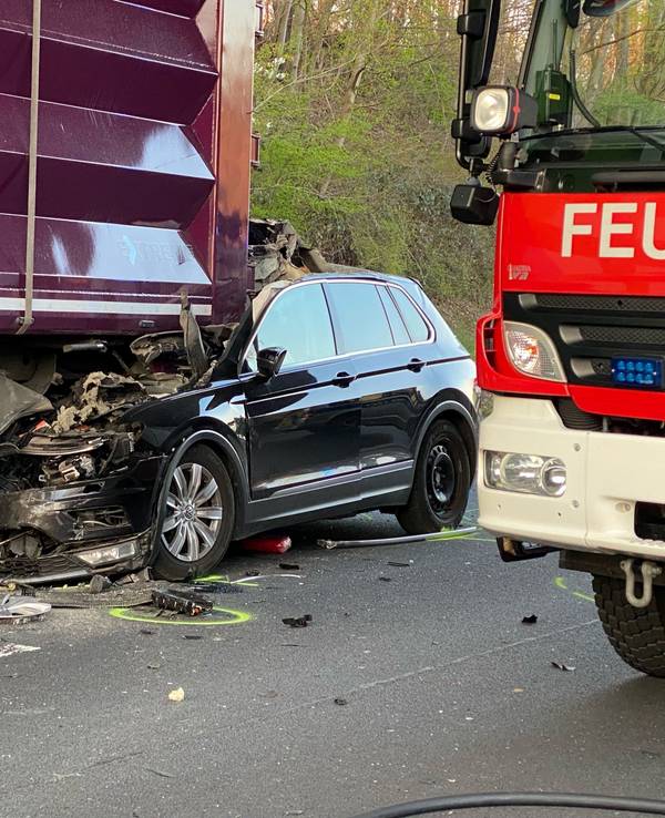 Der schwarze VW krachte am 23. März 2022 mit hohem Tempo in den Anhänger eines Lkw. Der Autofahrer ist bei dem Unfall verstorben.