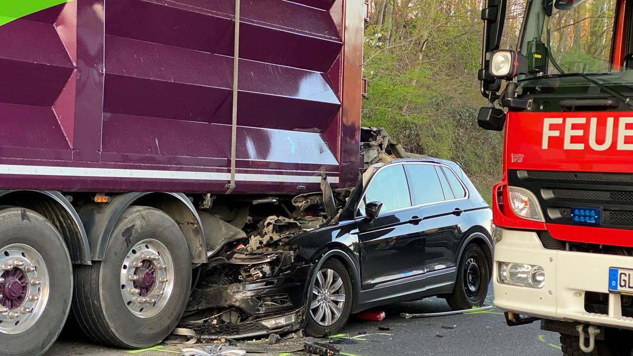 Der schwarze VW krachte am 23. März 2022 mit hohem Tempo in den Anhänger eines Lkw. Der Autofahrer ist bei dem Unfall verstorben.