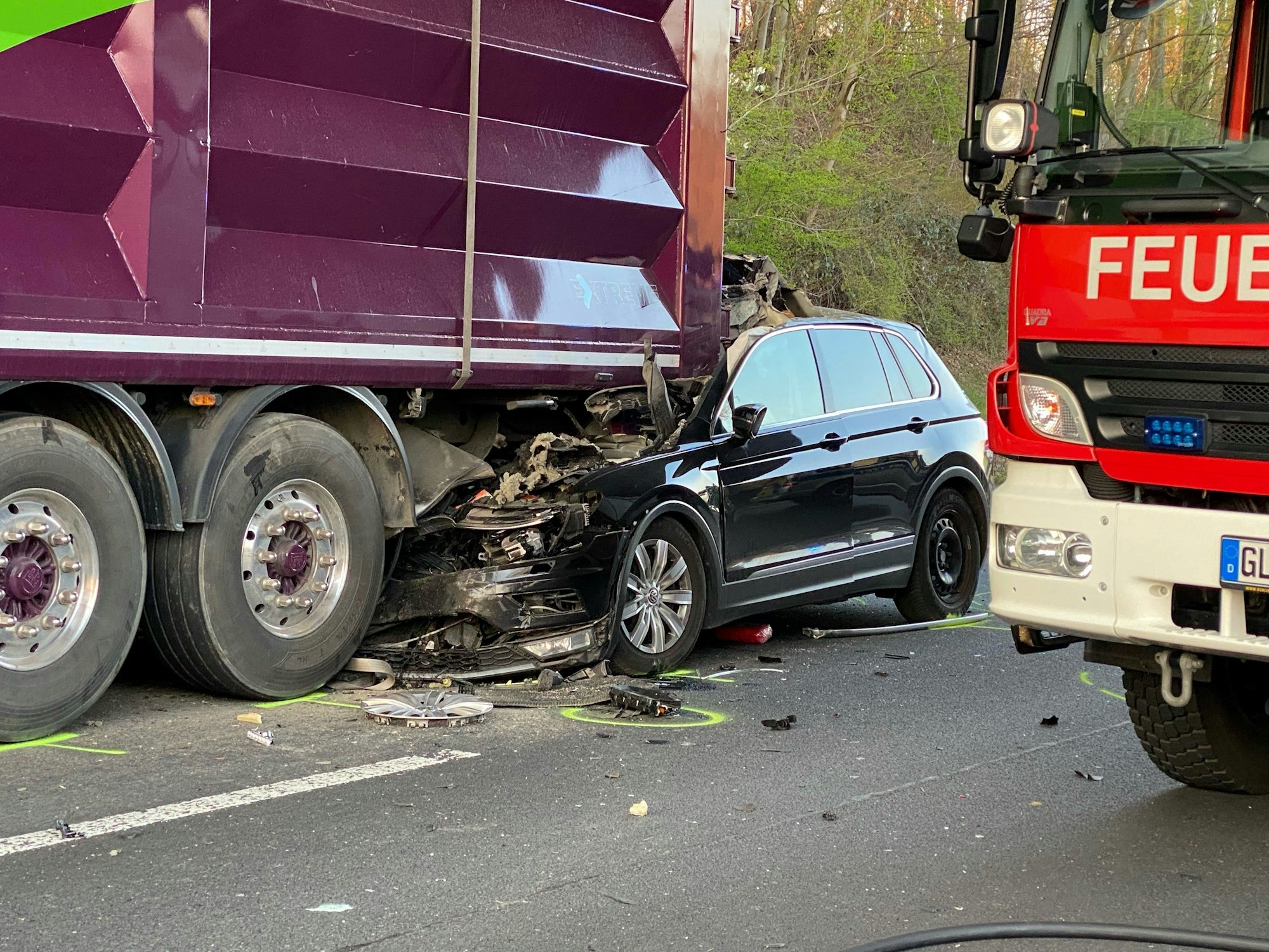 Der schwarze VW krachte am 23. März 2022 mit hohem Tempo in den Anhänger eines Lkw. Der Autofahrer ist bei dem Unfall verstorben.
