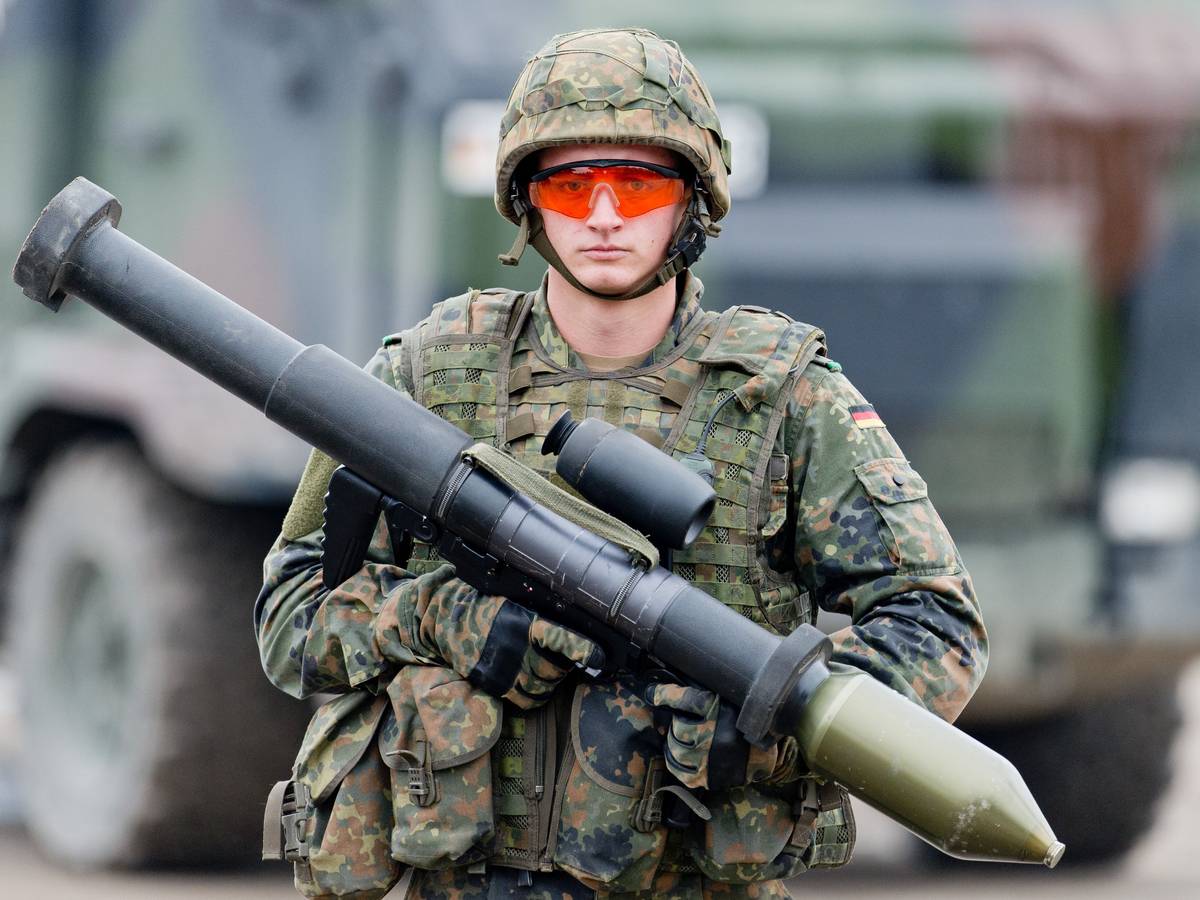 Ein Soldat hält auf dem Truppenübungsplatz Munster (Niedersachsen) im Rahmen der Informationslehrübung „Landoperationen 2016″ eine Panzerfaust 3 in der Hand. Deutschland liefert nun Waffen aus den Beständen der Bundeswehr an die Ukraine.