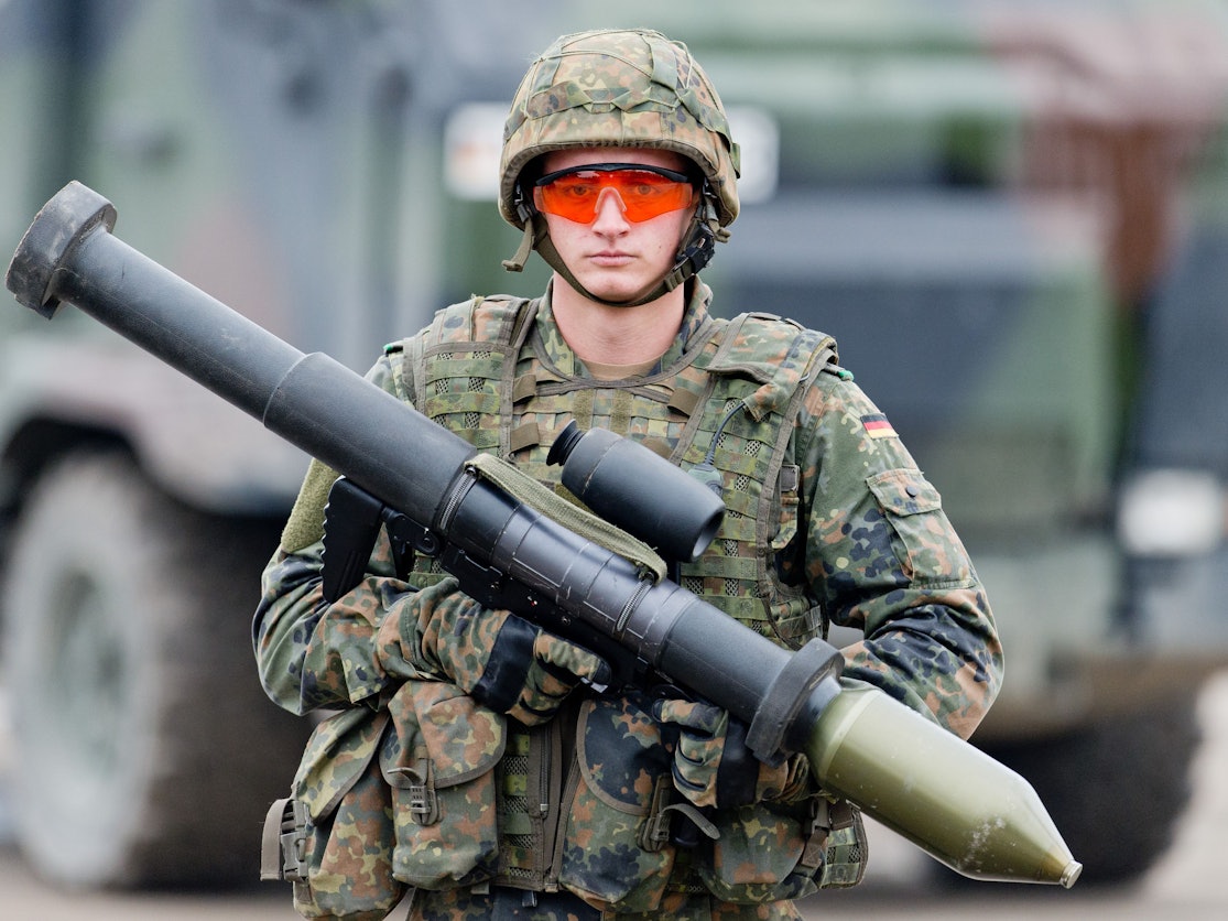 Ein Soldat hält auf dem Truppenübungsplatz Munster (Niedersachsen) im Rahmen der Informationslehrübung „Landoperationen 2016″ eine Panzerfaust 3 in der Hand. Deutschland liefert nun Waffen aus den Beständen der Bundeswehr an die Ukraine.