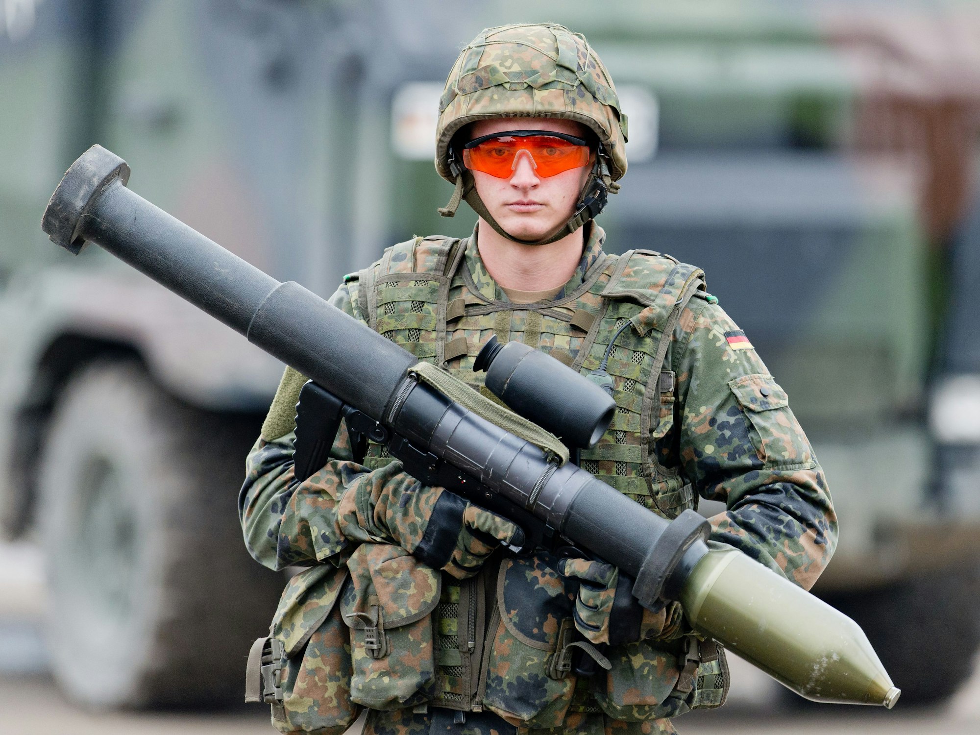 Ein Soldat hält auf dem Truppenübungsplatz Munster (Niedersachsen) im Rahmen der Informationslehrübung „Landoperationen 2016″ eine Panzerfaust 3 in der Hand. Deutschland liefert nun Waffen aus den Beständen der Bundeswehr an die Ukraine.