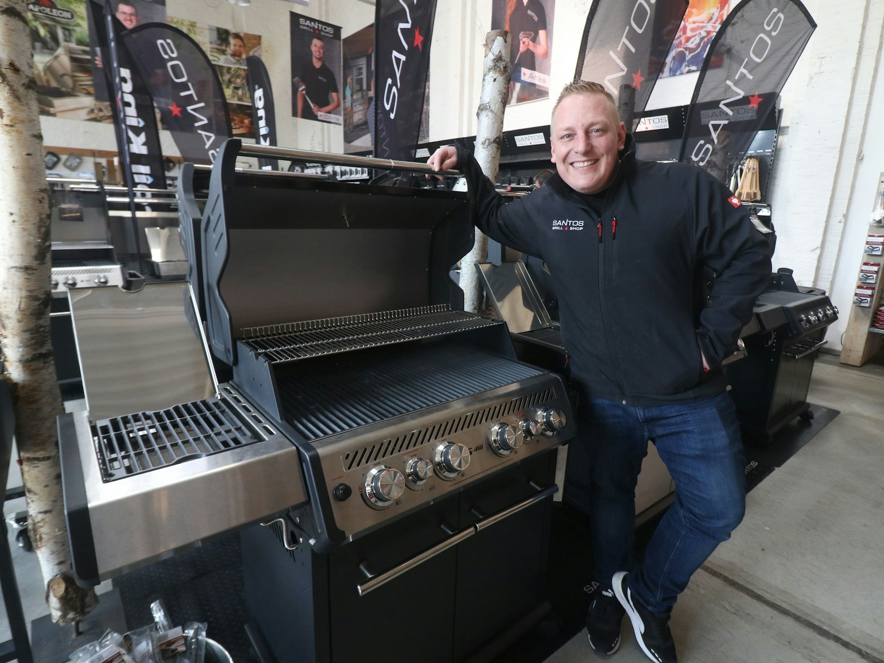 Patrick Hein steht neben einem Grill