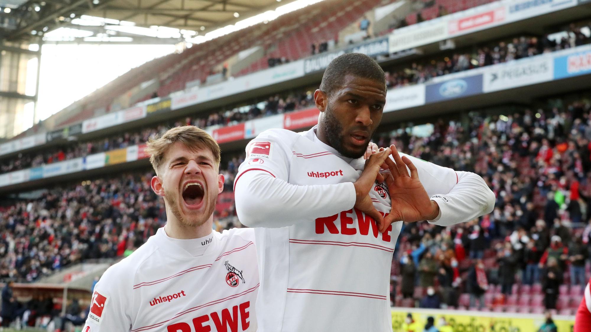 Jan Thielmann und Anthony Modeste bejubeln Tor des 1. FC Köln vor den Fans.