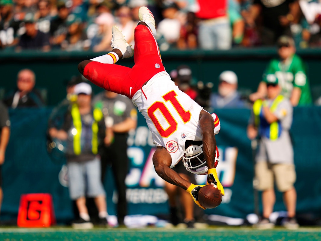Tyreek Hill jubelt spektakulär über einen Touchdown.