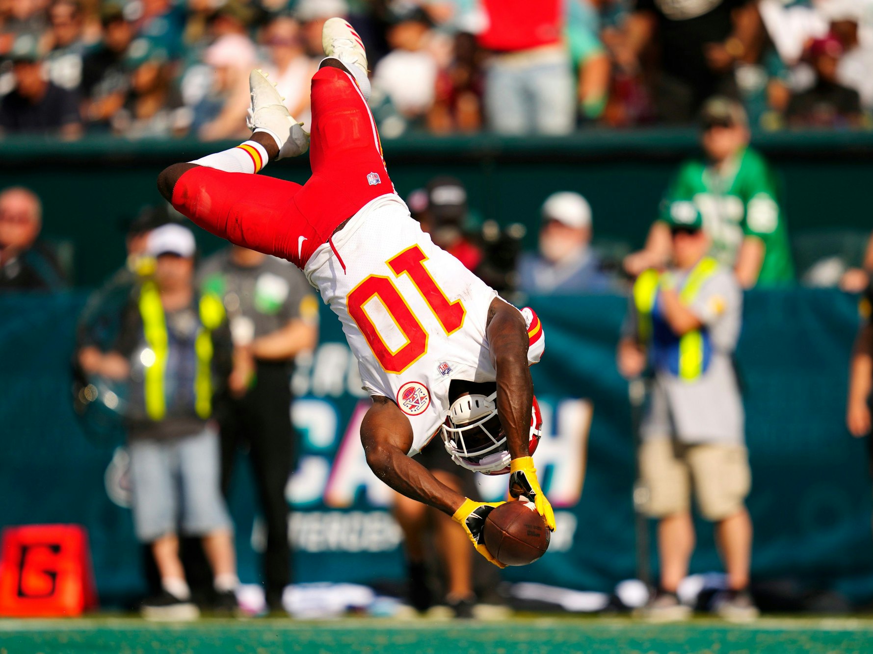 Tyreek Hill jubelt spektakulär über einen Touchdown.