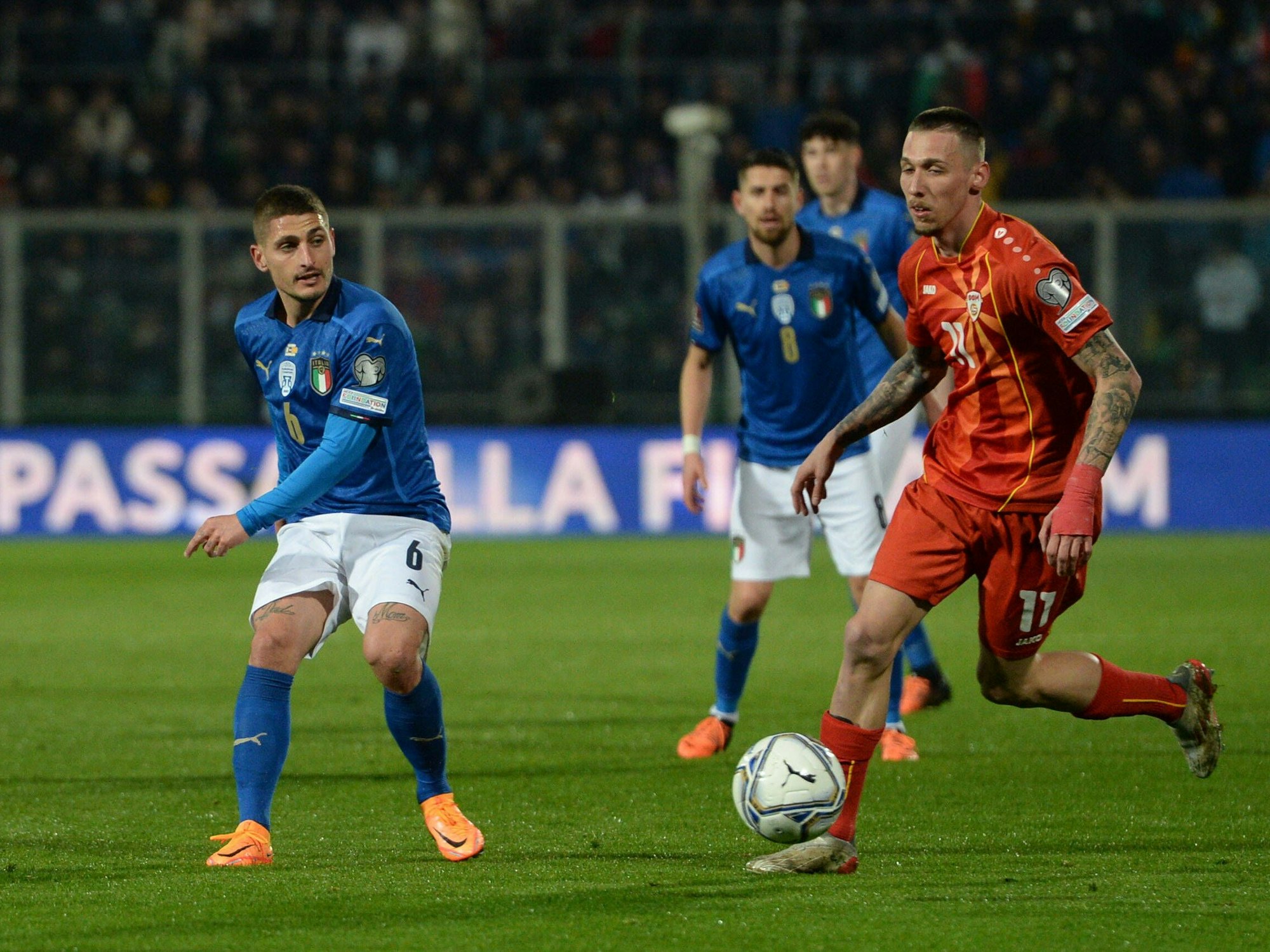 Darko Churlinov im Dribbling gegen Marco Veratti.
