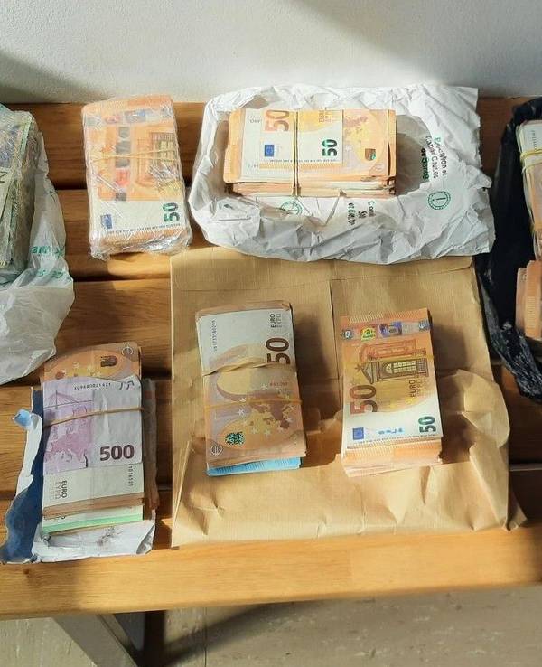 Die Bundespolizei hat bei einem Einsatz auf der A44 bei zwei Männern 95.000 Euro gefunden. Das Foto zeigt das sichergestellte Geld.