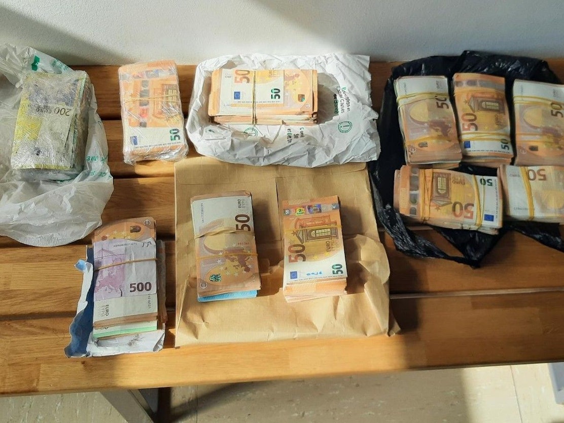 Die Bundespolizei hat bei einem Einsatz auf der A44 bei zwei Männern 95.000 Euro gefunden. Das Foto zeigt das sichergestellte Geld.