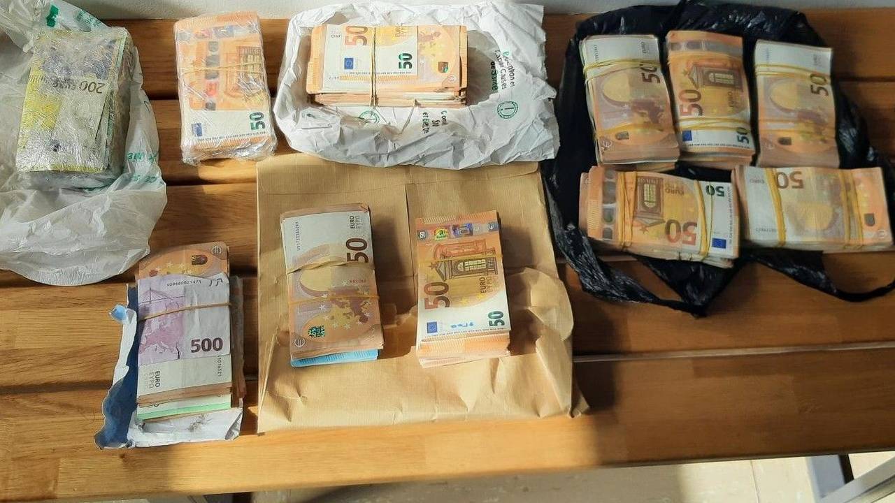 Die Bundespolizei hat bei einem Einsatz auf der A44 bei zwei Männern 95.000 Euro gefunden. Das Foto zeigt das sichergestellte Geld.