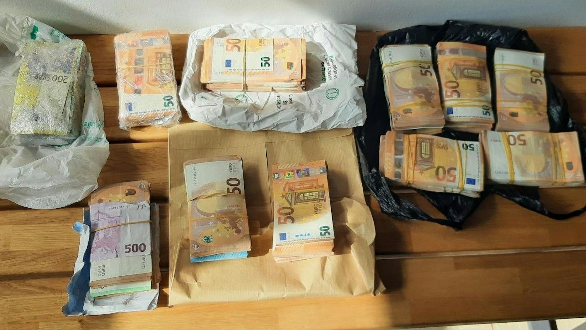 Die Bundespolizei hat bei einem Einsatz auf der A44 bei zwei Männern 95.000 Euro gefunden. Das Foto zeigt das sichergestellte Geld.