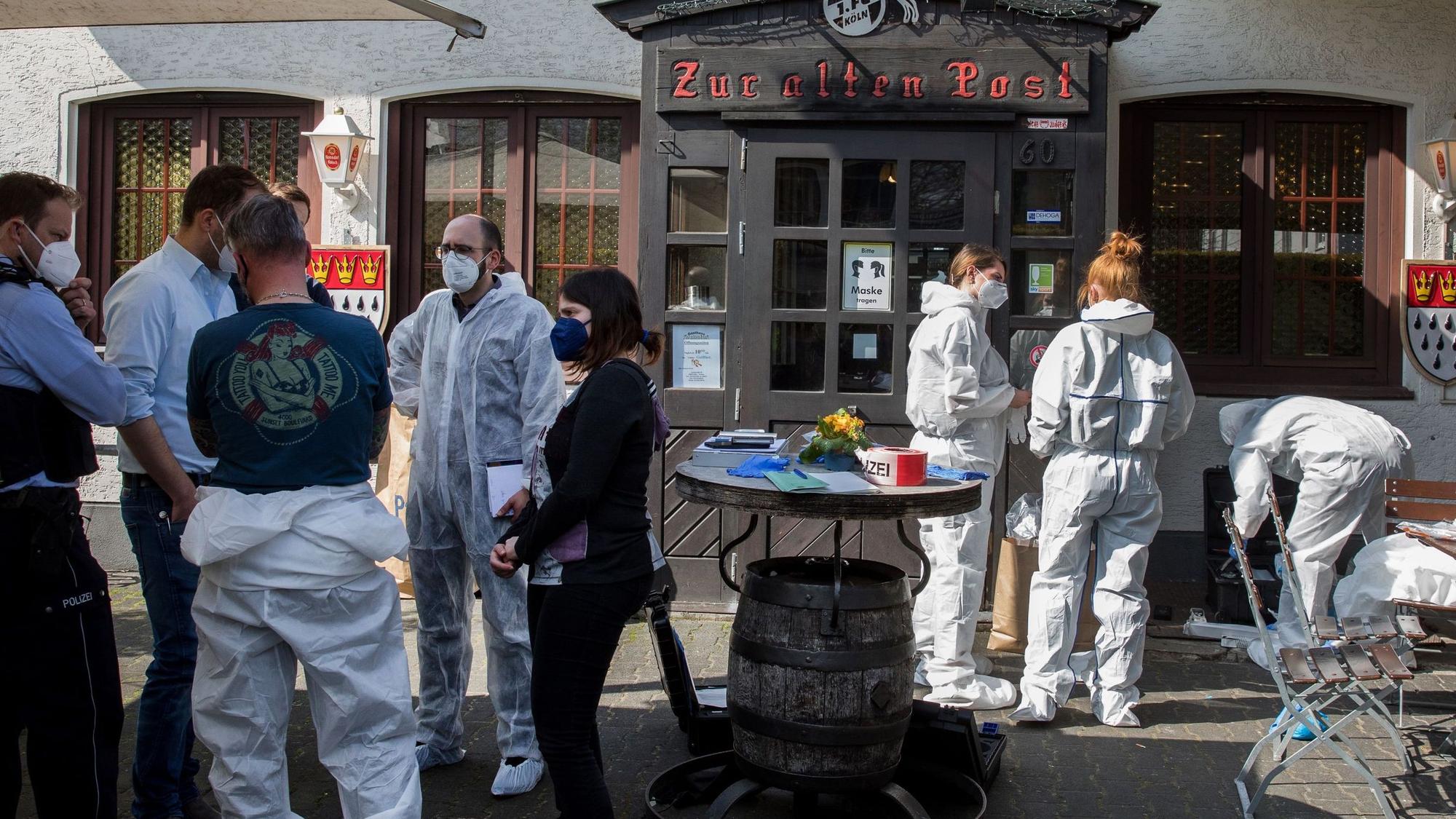 Männer und Frauen, zum Teil in Overalls, stehen vor der Gaststätte „Zur alten Post“.