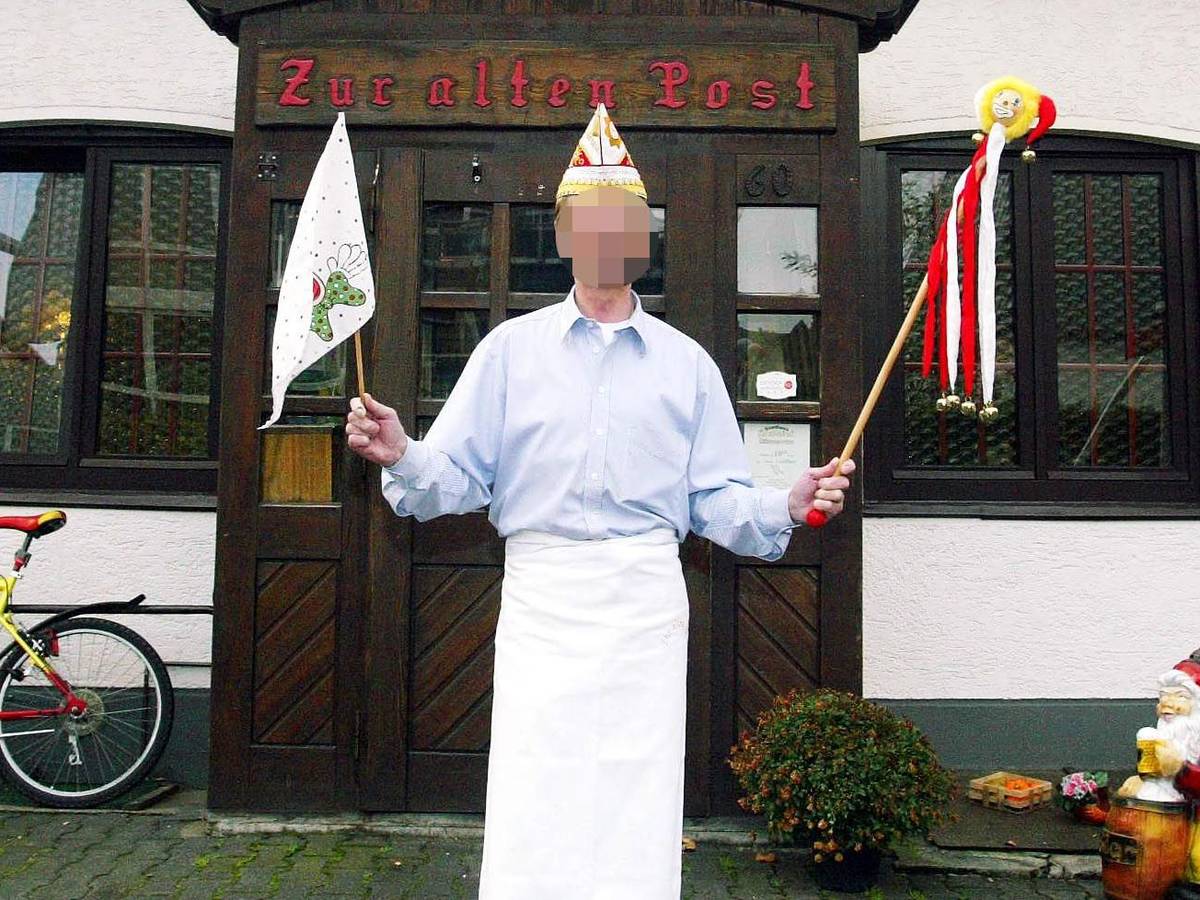 Mordopfer Manfred K., hier 2005, vor seiner Kneipe „Zur alten Post“ in Köln-Weiden.