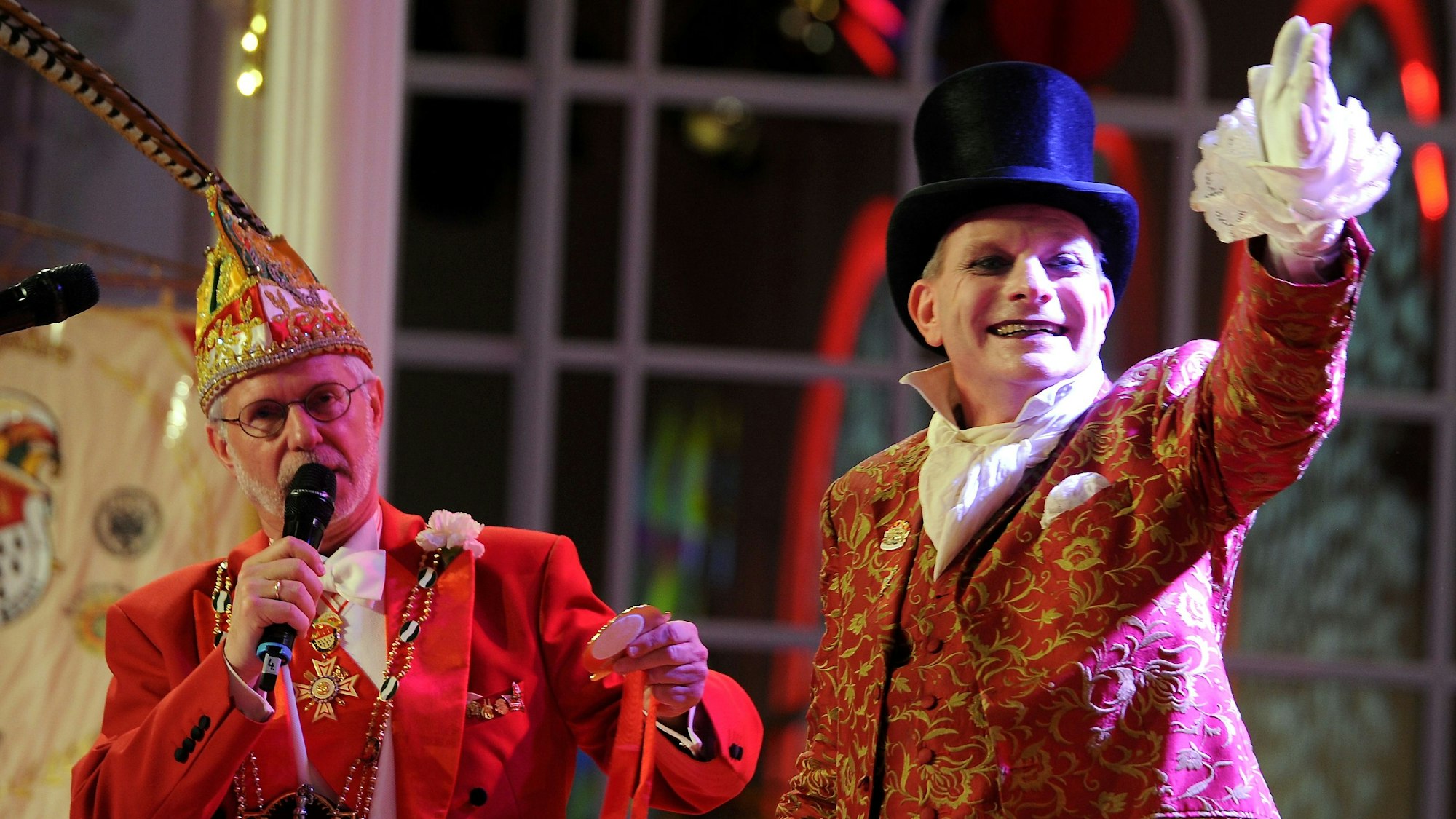 Zwei Männer in Kostümen auf einer Karnevalsbühne in Köln.
