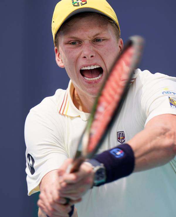Jenson Brooksby, Tennisprofi aus den USA, in Aktion. Brooksby hat mit einem Schlägerwurf einen Balljungen gefährdet und für einen weiteren Vorfall in der Debatte um das Verhalten von Spielern gesorgt.